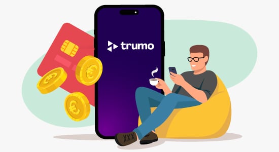 Mies selaa Trumo-kasinot listaa, toisessa kädessä kahvikuppi. Iso puhelin keskellä, jossa Trumo-teksti ja reunoilla pankkikortti ja kolikoita.