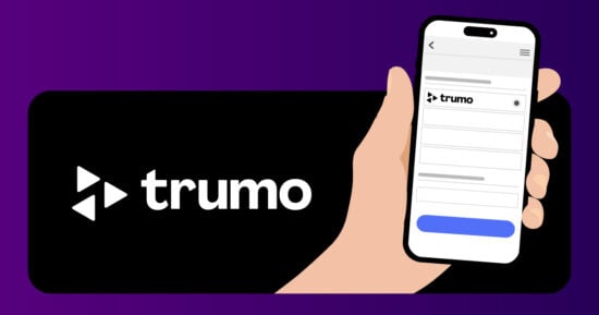 Trumo-maksunvälittäjän logo, jossa kolme kolmiota. Käsi pitelee puhelinta, jonka näytöllä on teksti Trumo.
