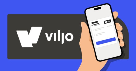 Viljo-maksutavan logo mustan ja valkoisen väreissä sinisellä taustalla, kädessä puhelin Viljon talletussivulla